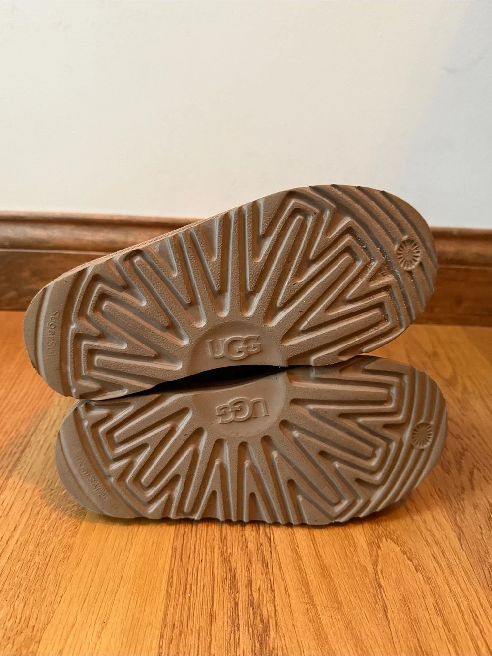 UGG guc light